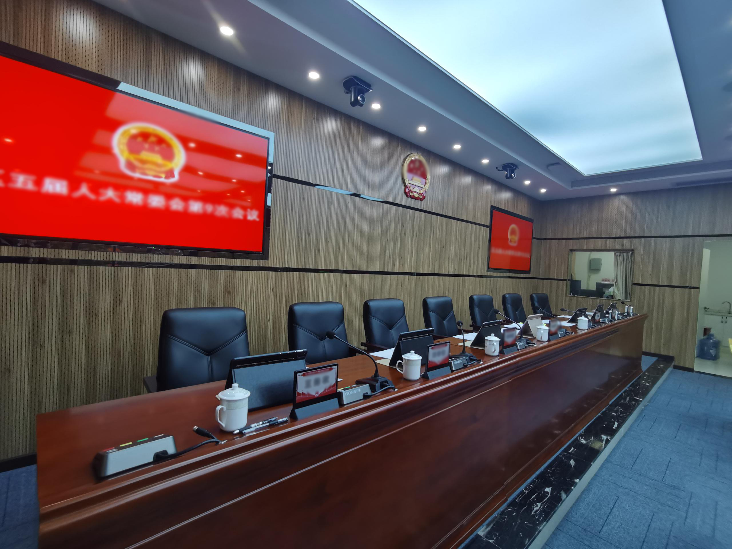 某人大会议室桌牌改造案例